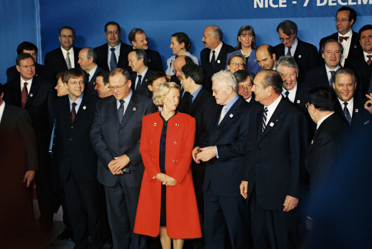 Fotografija 6: Heads of State and Ministers arriving at the Nice Summit on December 7th, 2000.