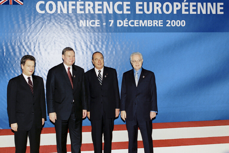 Foto 4: Heads of State and Ministers arriving at the Nice Summit on December 7th, 2000.