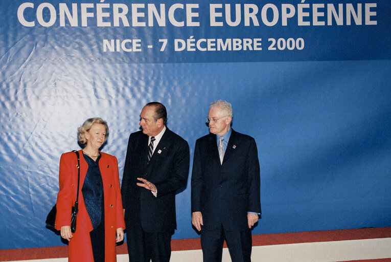 Foto 3: Heads of State and Ministers arriving at the Nice Summit on December 7th, 2000.