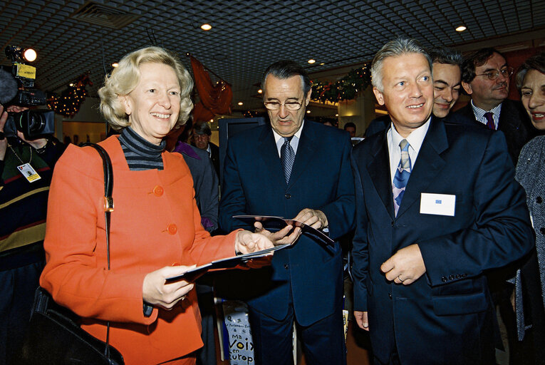 Fotogrāfija 9: Visit of Nicole FONTAINE, EP President to the European Parliament information desk at the Nice Etoile buidling in December 2000.