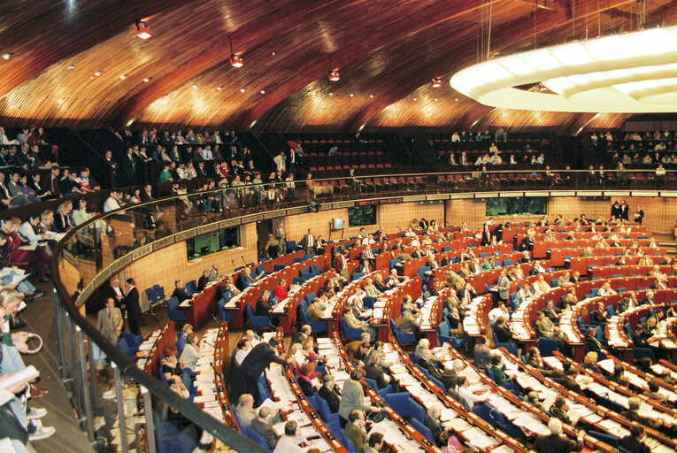 Fotografia 19: Public following the debate during the plenary session on the visitors tribune in Strasbourg - March 1993