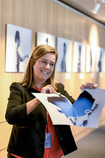 Foto 10: EP President visits the exhibition on Autism - ' Break Barriers Together for Autism '