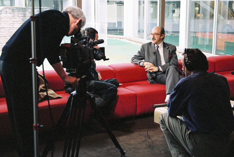 Foto 5: Interview with Roberto BARZANTI MEP