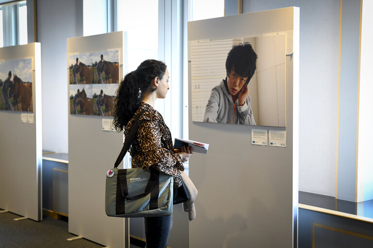 Foto 16: EP President visits the exhibition on Autism - ' Break Barriers Together for Autism '