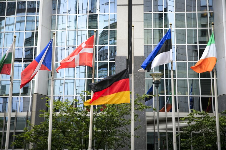 Fotó 7: The Eu and German flags at half-mast  at the European Parliament headquarters in Brussels following the attack in Munich, Germany.