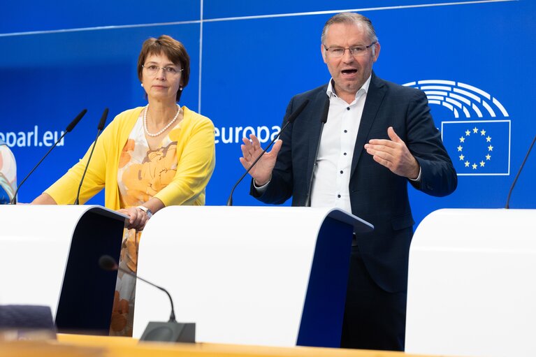 Fotografija 1: Press conference on the outcome of the AGRI Committee mission to the Polish-Ukrainian border