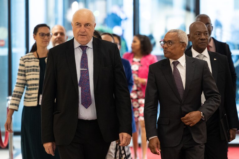 Fotografija 3: Charles GOERENS welcomes Pereira NEVES, President of Cape Verde