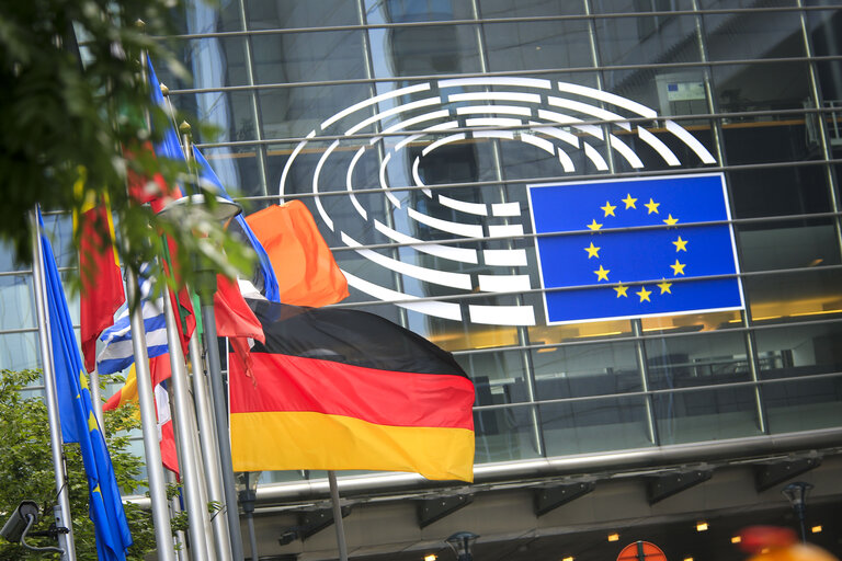 Fotó 8: The Eu and German flags at half-mast  at the European Parliament headquarters in Brussels following the attack in Munich, Germany.