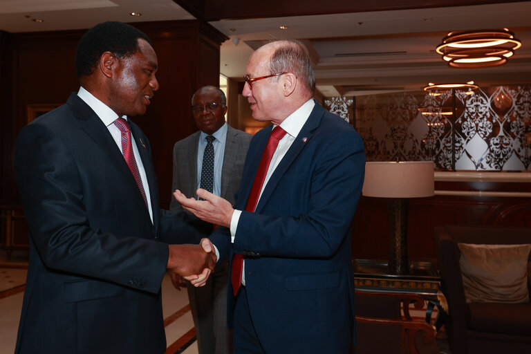 Valokuva 13: Othmar Karas welcomes Hakainde Hichilema, President of the Republic of Zambia.