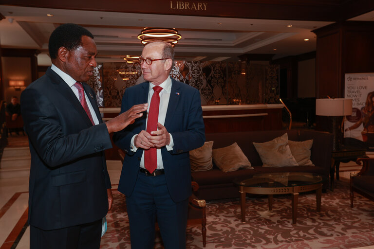 Valokuva 7: Othmar Karas welcomes Hakainde Hichilema, President of the Republic of Zambia.