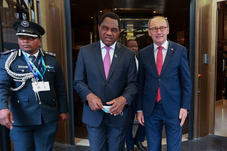 Valokuva 5: Othmar Karas welcomes Hakainde Hichilema, President of the Republic of Zambia.