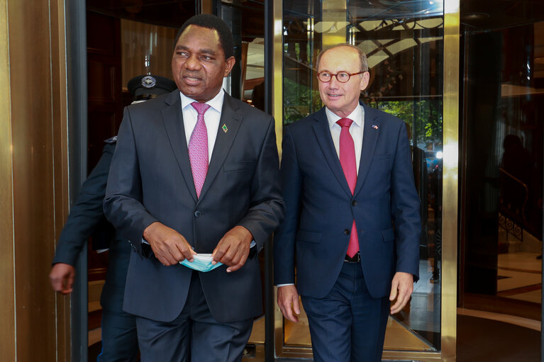 Valokuva 4: Othmar Karas welcomes Hakainde Hichilema, President of the Republic of Zambia.