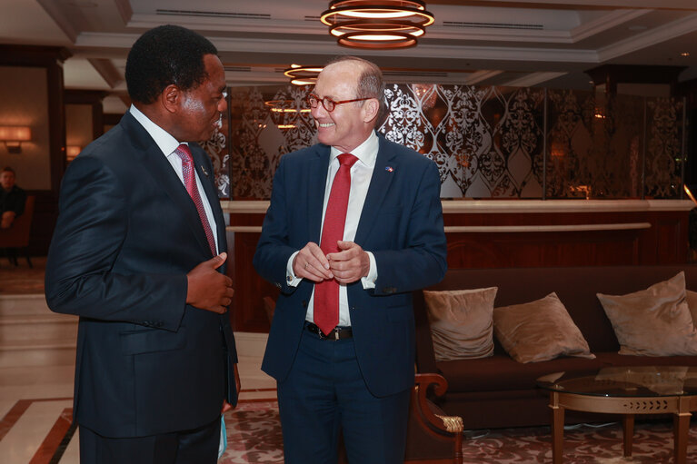 Valokuva 10: Othmar Karas welcomes Hakainde Hichilema, President of the Republic of Zambia.