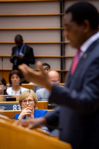 Fotogrāfija 10: Formal Sitting - Address by Hakainde Hichilema, President of the Republic of Zambia