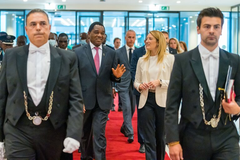 Foto 9: Roberta METSOLA, EP President, meets with the President of the Republic of Zambia Hakainde HICHILEMA.