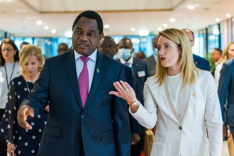 Foto 7: Roberta METSOLA, EP President, meets with the President of the Republic of Zambia Hakainde HICHILEMA.