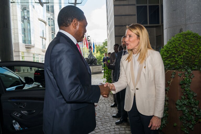 Foto 11: Roberta METSOLA, EP President, meets with the President of the Republic of Zambia Hakainde HICHILEMA.