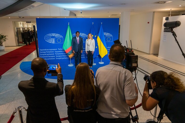 Foto 10: Roberta METSOLA, EP President, meets with the President of the Republic of Zambia Hakainde HICHILEMA.