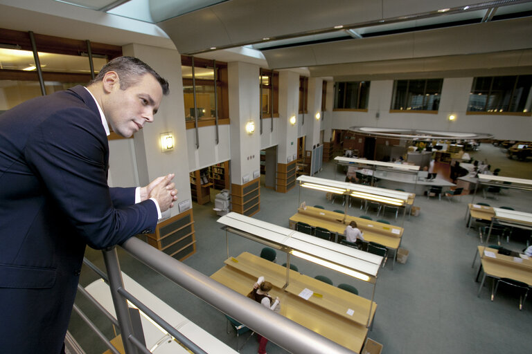 Fotografija 4: MEP Alexander ALVARO in the EP library in Brussels for the library's promotion