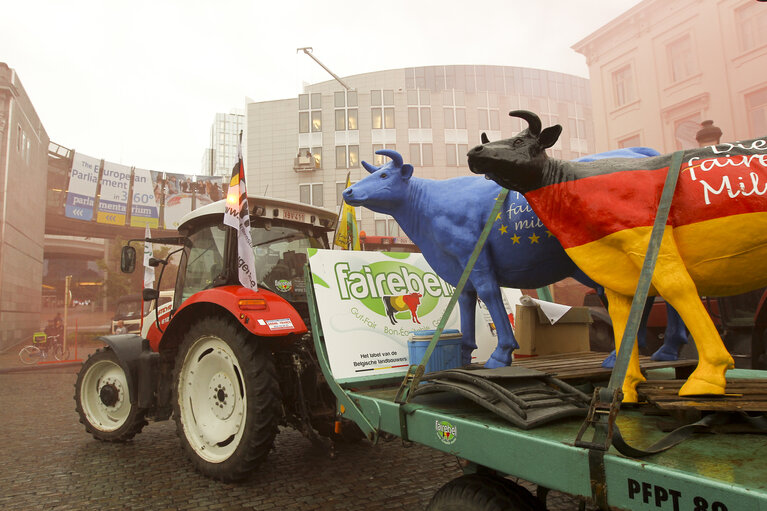 Fotografie 8: Milk producers of the European Milk Board protest in front of the European Parliament to draw attention to the pressing problems of the milk market.