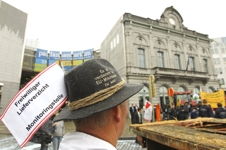 Fotografie 6: Milk producers of the European Milk Board protest in front of the European Parliament to draw attention to the pressing problems of the milk market.