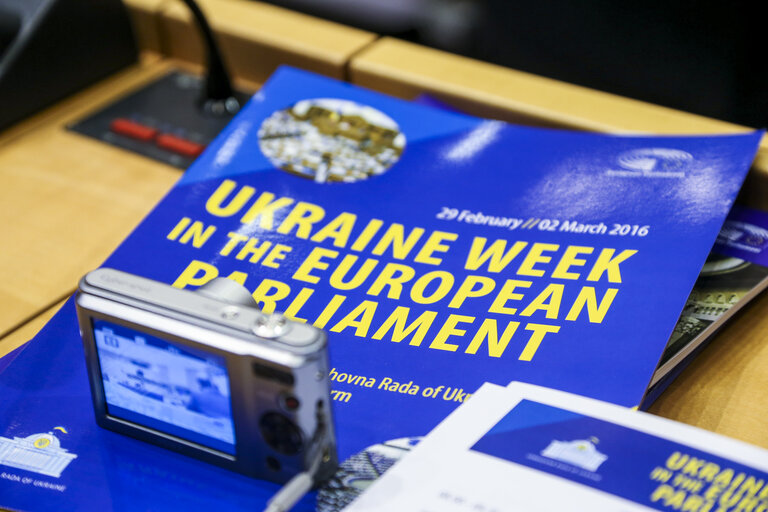 Fotagrafa 3: Ukraine Week at the European Parliament - High-level conference EP - Verkhovna RADA of Ukraine on capacity building for reform.    High-level closing event on follow-up. Brochure of the event and camera.