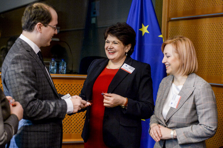 Fotografie 13: Delegation to the EU-Moldova Parliamentary Association Committee -  The chair of Delegation to the EU-Moldova Parliamentary Association Committee meets the seven women MPs from Moldova