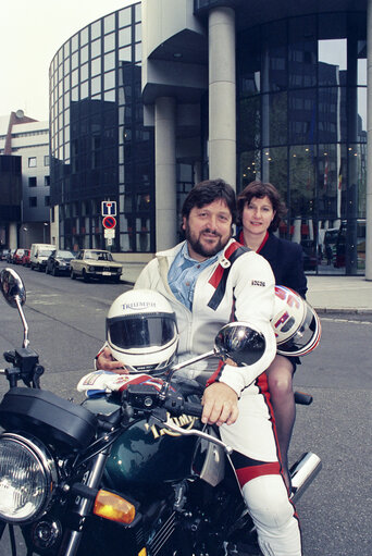 Zdjęcie 2: Roger BARTON posing on his motorcycle with his fellow MEPs, in his fight to oppose the proposal of the Commissioner in charge of Industrial Affairs, Information Technologies and Telecommunications, to restrict the sale of superbikes.