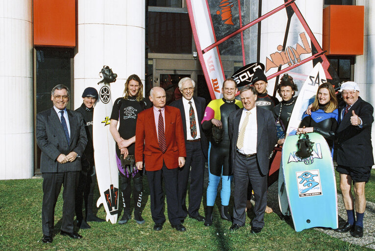 Fotografie 1: British MEPs support the Surfers against Sewage (SAS) movement