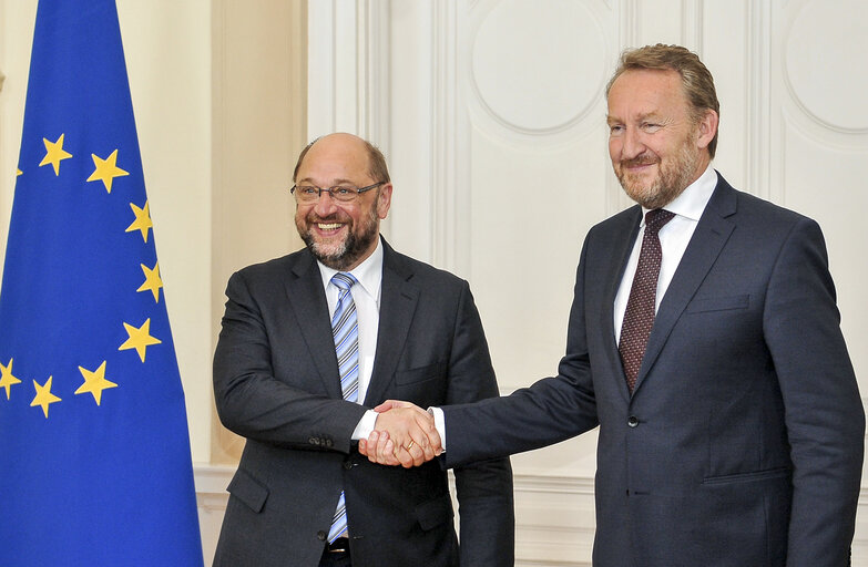 Foto 2: Martin Schulz, President of The European Parliament (L) shakes hands with member of Bosnia and Herzegovina's tripartite Presidency, Bakir Izetbegovic (R), in Sarajevo, on July 15, 2015.