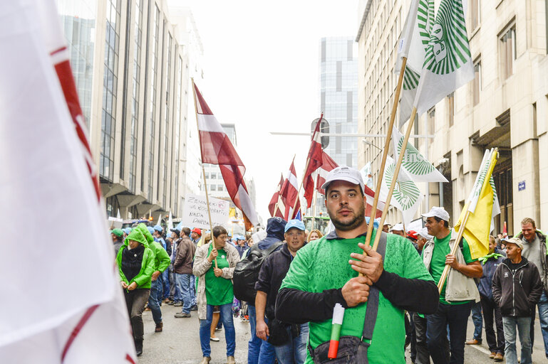 Valokuva 33: Farmers demonstration in front of the European Institutions