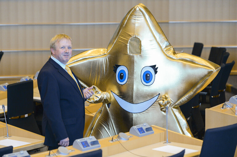 Fotografi 8: Arne GERICKE welcomes members of European Family Associations and the Little Star as mascot of child friendly Europe campaign