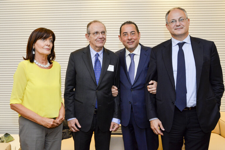 Fotografia 4: Gianni PITTELLA meets with Pier Carlo PADOAN, Minister of Finance of Italy