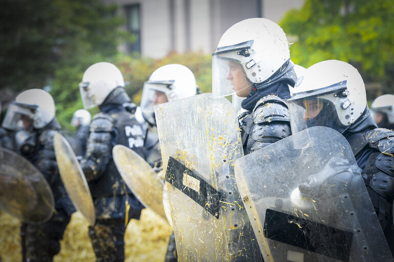 Photo 9 : Farmers demonstration in front of the European Institutions