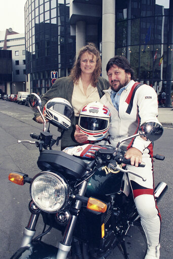 Zdjęcie 3: Roger BARTON posing on his motorcycle with his fellow MEPs, in his fight to oppose the proposal of the Commissioner in charge of Industrial Affairs, Information Technologies and Telecommunications, to restrict the sale of superbikes.