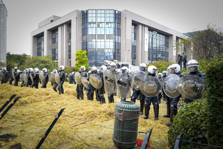 Fotó 12: Farmers demonstration in front of the European Institutions