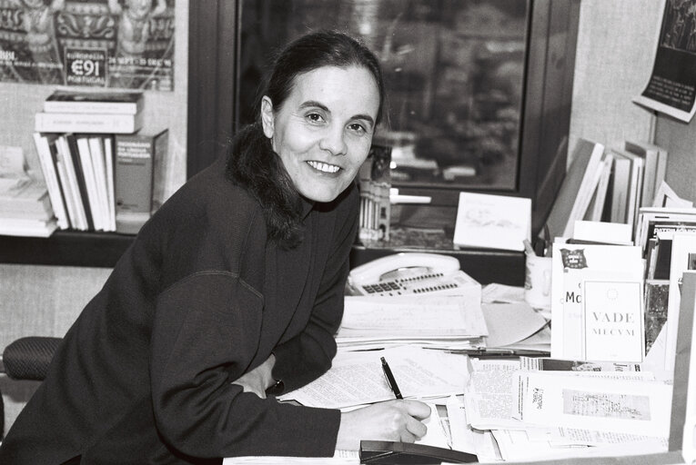 Φωτογραφία 4: MEP Maria Amelia SANTOS in her office in Strasbourg