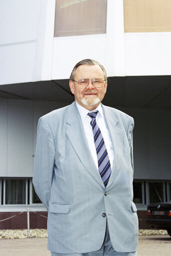 Fotografija 2: Frode KRISTOFFERSEN in front of EP Building