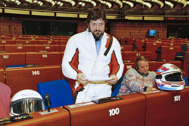 Foto 2: MEPs show their concern for motorbikers safety during a plenary session in Strasbourg