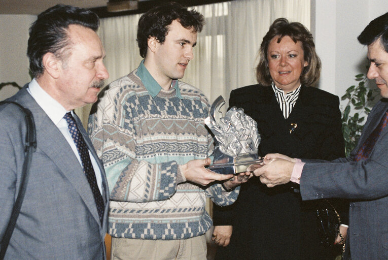 Photo 4: EP President is handed over a sculpture from a Belgian artist