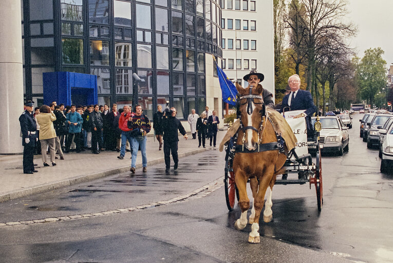 Foto 16: Handing over of signatures in suppor of a petition against the transportation of horses for slaughter in Europe, in October 1994