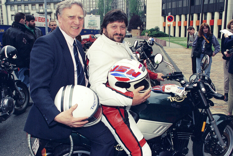 Zdjęcie 4: Roger BARTON posing on his motorcycle with his fellow MEPs, in his fight to oppose the proposal of the Commissioner in charge of Industrial Affairs, Information Technologies and Telecommunications, to restrict the sale of superbikes.