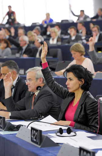 Foto 2: Rachida DATI voting in plenary session week 24 2015 in Strasbourg