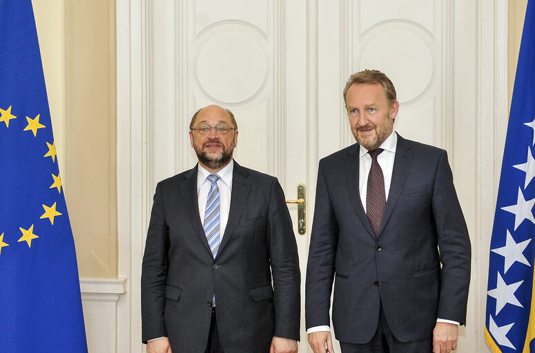 Foto 3: Martin Schulz, President of The European Parliament (L) shakes hands with member of Bosnia and Herzegovina's tripartite Presidency, Bakir Izetbegovic (R), in Sarajevo, on July 15, 2015.