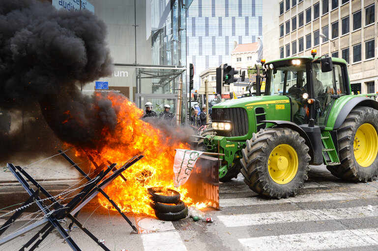 Fotografija 37: Farmers demonstration in front of the European Institutions