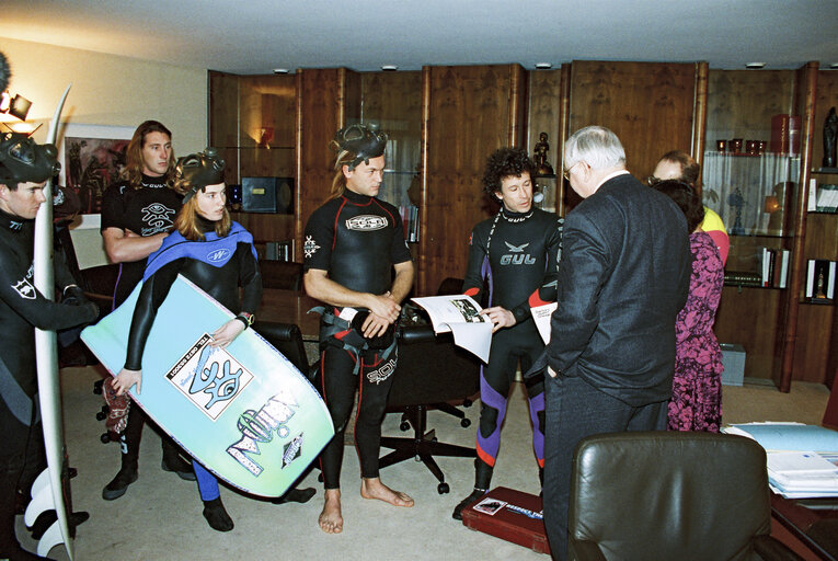 Fotografia 17: EP President meets with activists of the Surfers against Sewage (SAS) movement