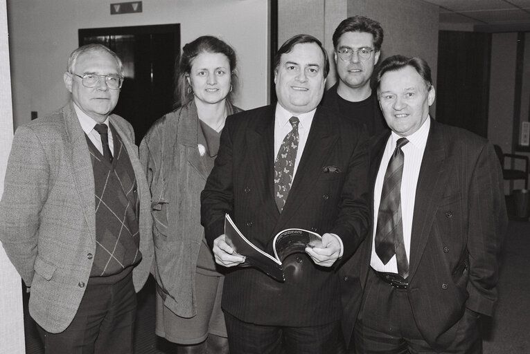 Fotografia 2: British MEPs of the Labour party react to the EC Green Paper on the European Social Policy of November 1993