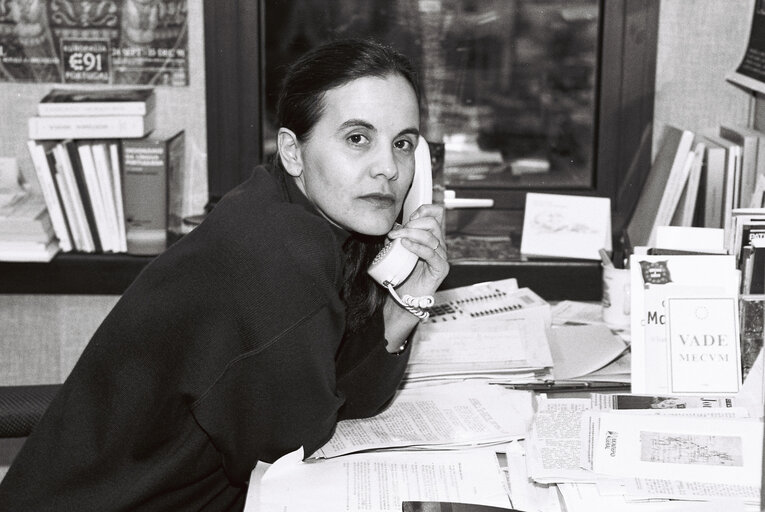 Φωτογραφία 5: MEP Maria Amelia SANTOS in her office in Strasbourg