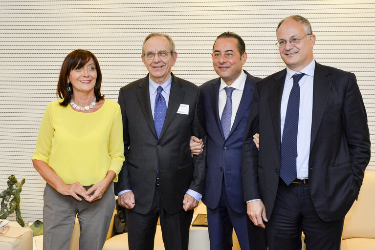 Fotografia 5: Gianni PITTELLA meets with Pier Carlo PADOAN, Minister of Finance of Italy