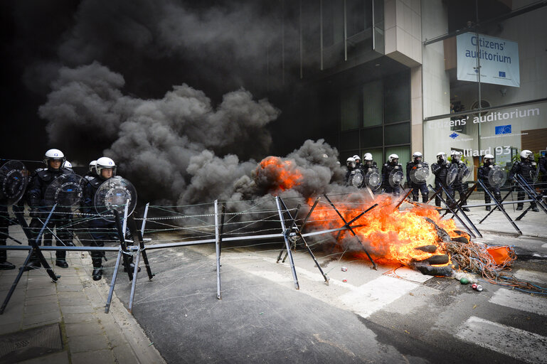 Fotografia 35: Farmers demonstration in front of the European Institutions